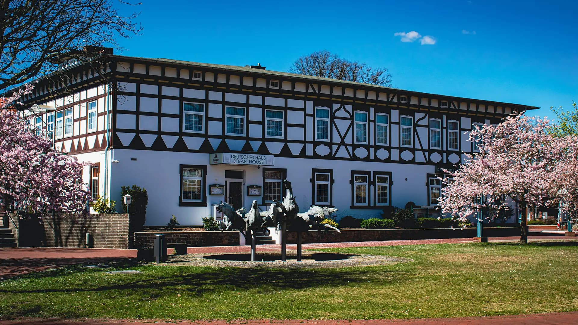Historische Fachwerkfassade des Hotels Deutsches Haus in Munster