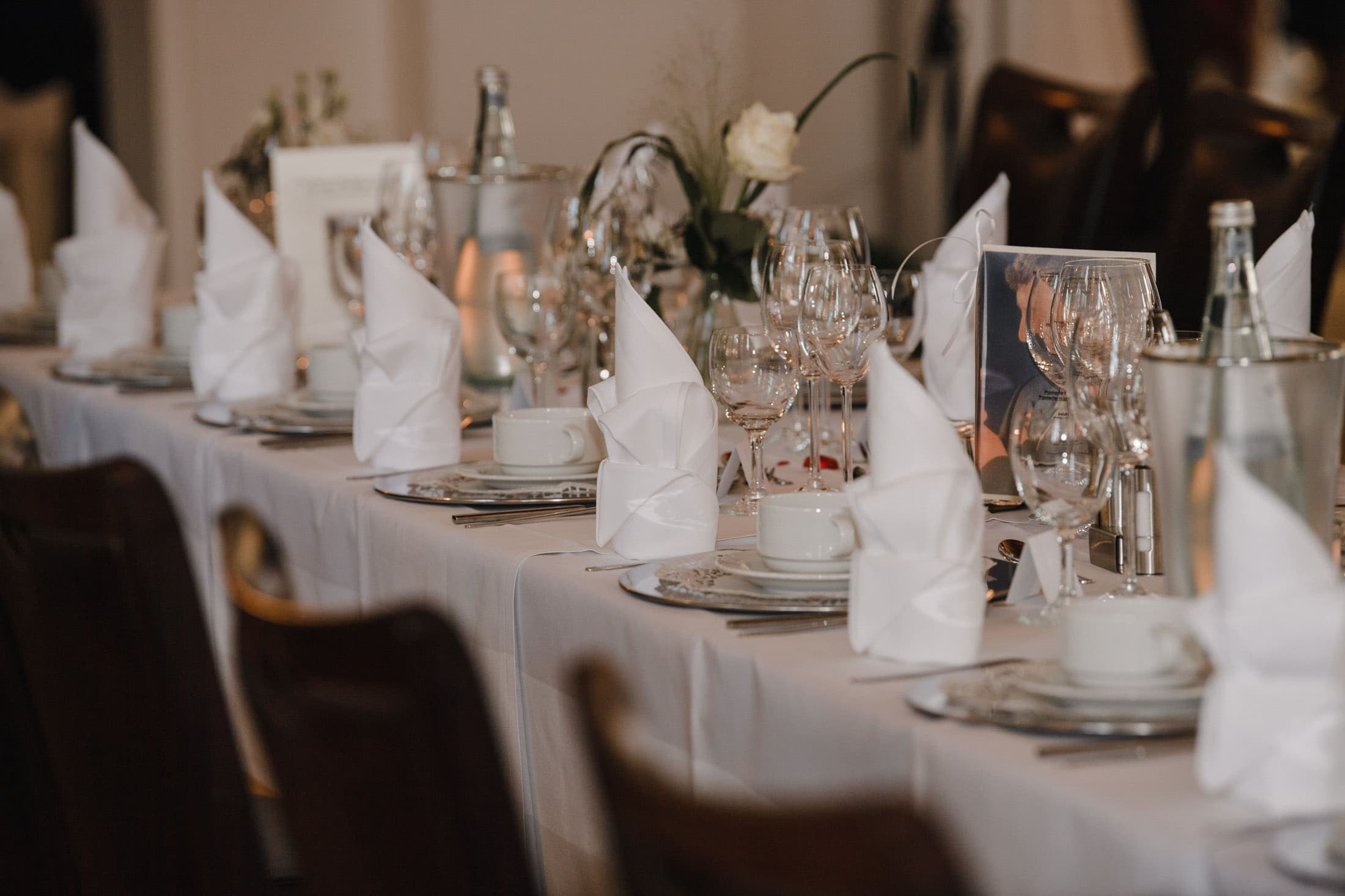 Festlich gedeckte Tafel im Restaurant des Deutschen Hauses
